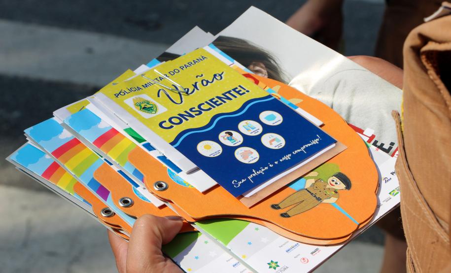 PM presta orientações sobre prevenção ao coronavírus, dengue e perturbação de sossego durante blitz em Pontal do Paraná (PR)