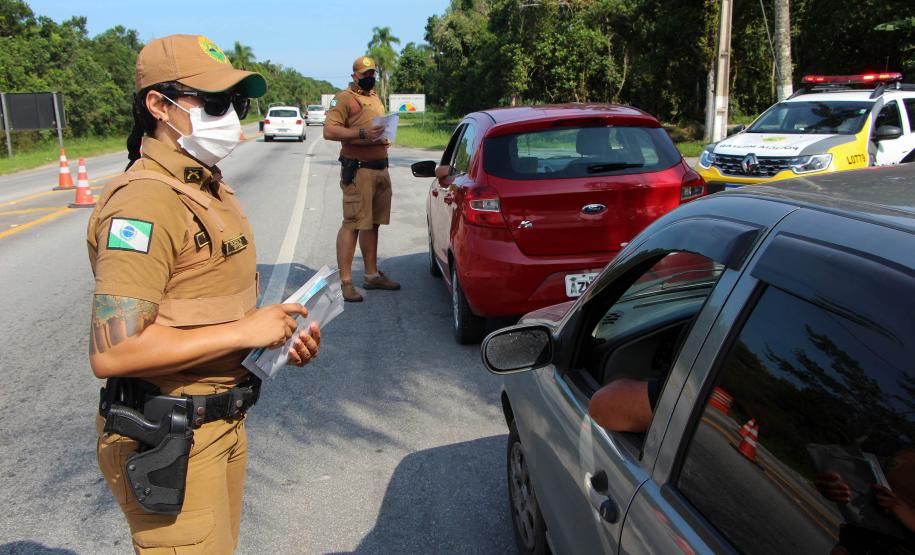 PM presta orientações sobre prevenção ao coronavírus, dengue e perturbação de sossego durante blitz em Pontal do Paraná (PR)