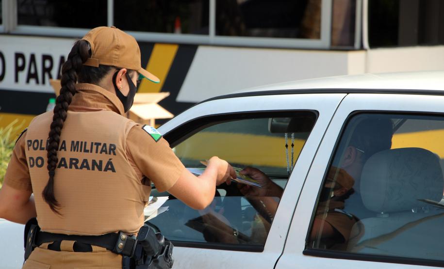 PM presta orientações sobre prevenção ao coronavírus, dengue e perturbação de sossego durante blitz em Pontal do Paraná (PR)