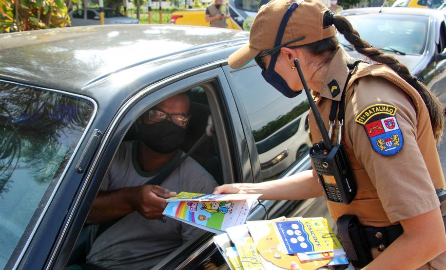 PM presta orientações sobre prevenção ao coronavírus, dengue e perturbação de sossego durante blitz em Pontal do Paraná (PR)