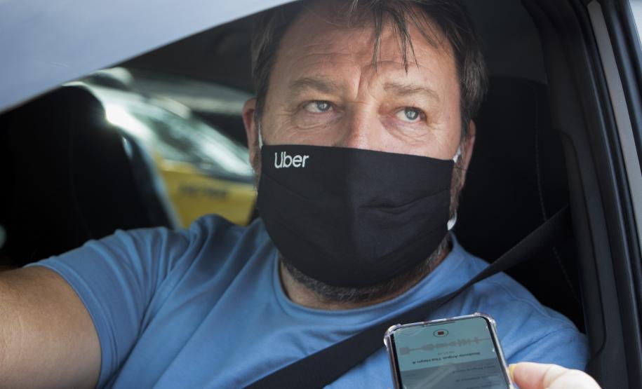 PM presta orientações sobre prevenção ao coronavírus, dengue e perturbação de sossego durante blitz em Pontal do Paraná (PR)