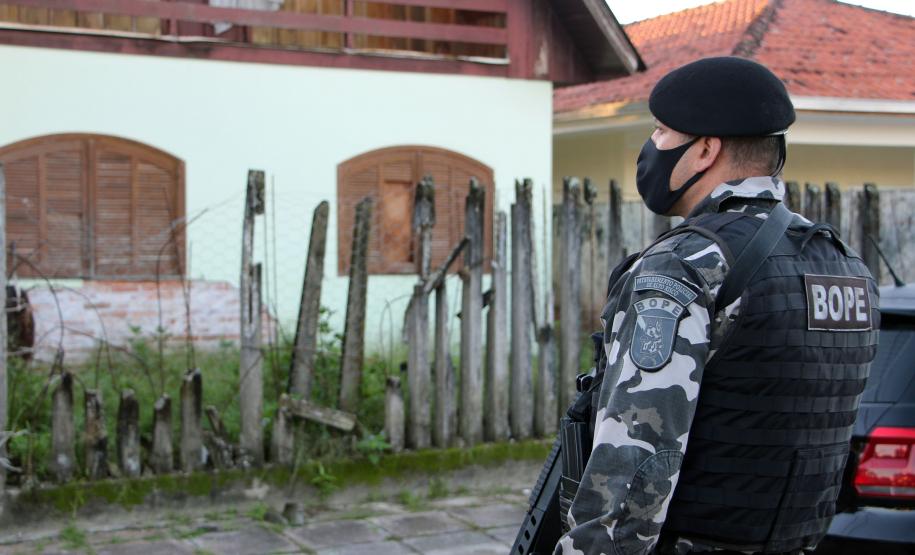 PM cumpre mandados judiciais no Litoral e encaminha dois homens por tráfico durante a Operação Vida