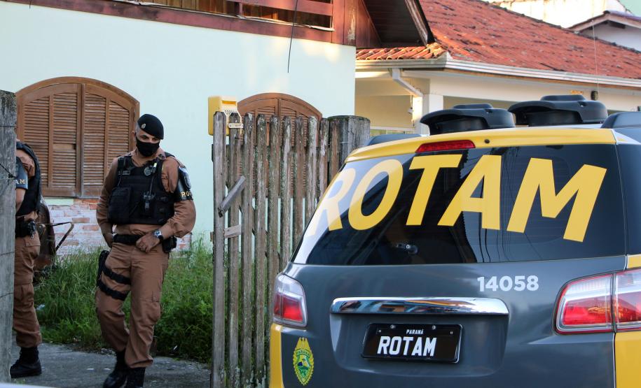 PM cumpre mandados judiciais no Litoral e encaminha dois homens por tráfico durante a Operação Vida