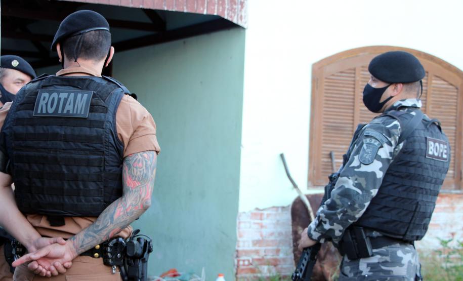 PM cumpre mandados judiciais no Litoral e encaminha dois homens por tráfico durante a Operação Vida