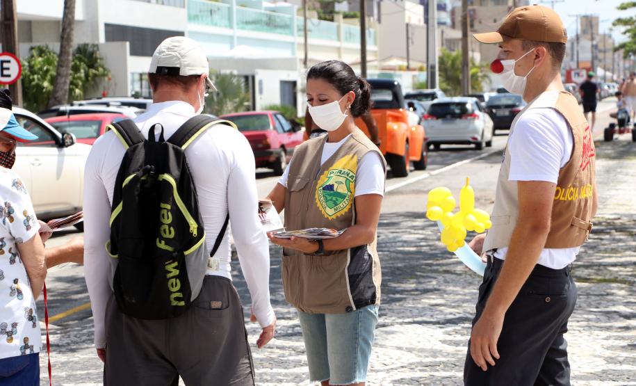 Durante blitz educativa, PM leva conscientização à população com abordagens educativas e lúdicas em Matinhos (PR)