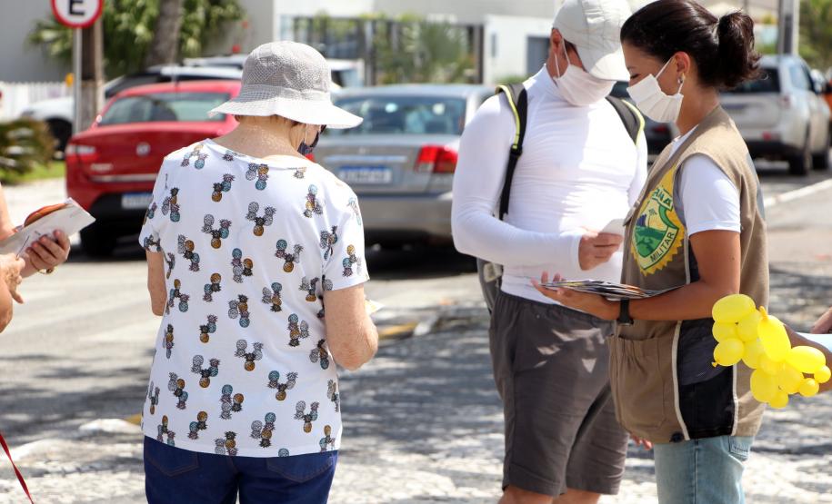 Durante blitz educativa, PM leva conscientização à população com abordagens educativas e lúdicas em Matinhos (PR)