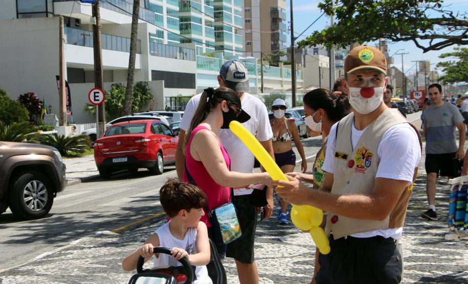 Durante blitz educativa, PM leva conscientização à população com abordagens educativas e lúdicas em Matinhos (PR)