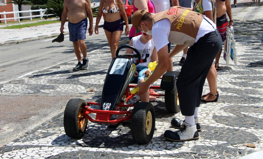 Durante blitz educativa, PM leva conscientização à população com abordagens educativas e lúdicas em Matinhos (PR)