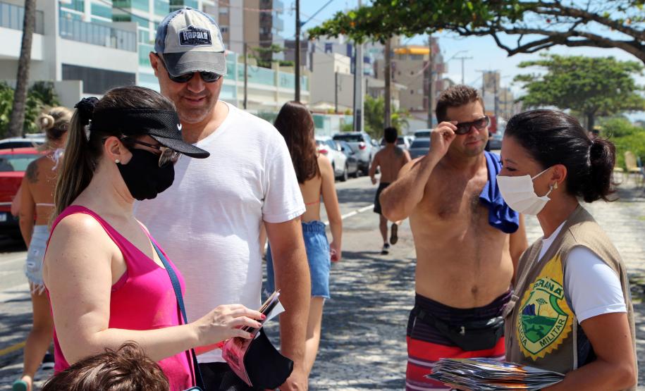 Durante blitz educativa, PM leva conscientização à população com abordagens educativas e lúdicas em Matinhos (PR)
