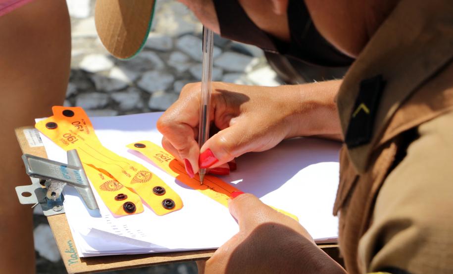 Durante blitz educativa, PM leva conscientização à população com abordagens educativas e lúdicas em Matinhos (PR)