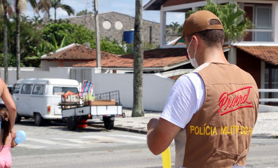 Durante blitz educativa, PM leva conscientização à população com abordagens educativas e lúdicas em Matinhos (PR)