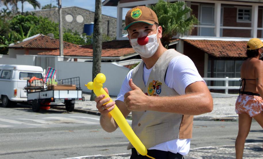 Durante blitz educativa, PM leva conscientização à população com abordagens educativas e lúdicas em Matinhos (PR)