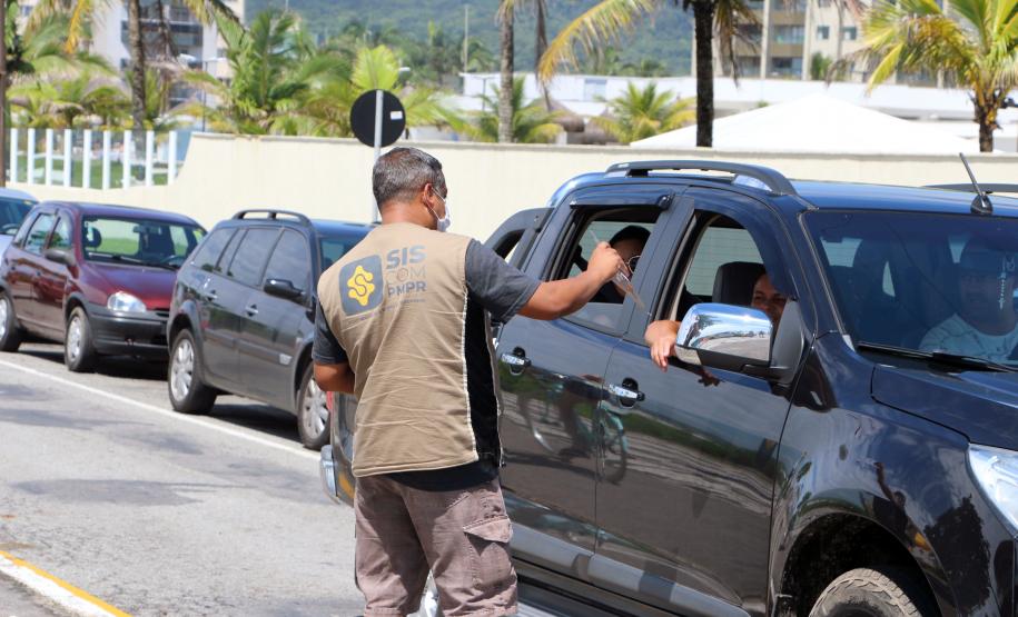Durante blitz educativa, PM leva conscientização à população com abordagens educativas e lúdicas em Matinhos (PR)