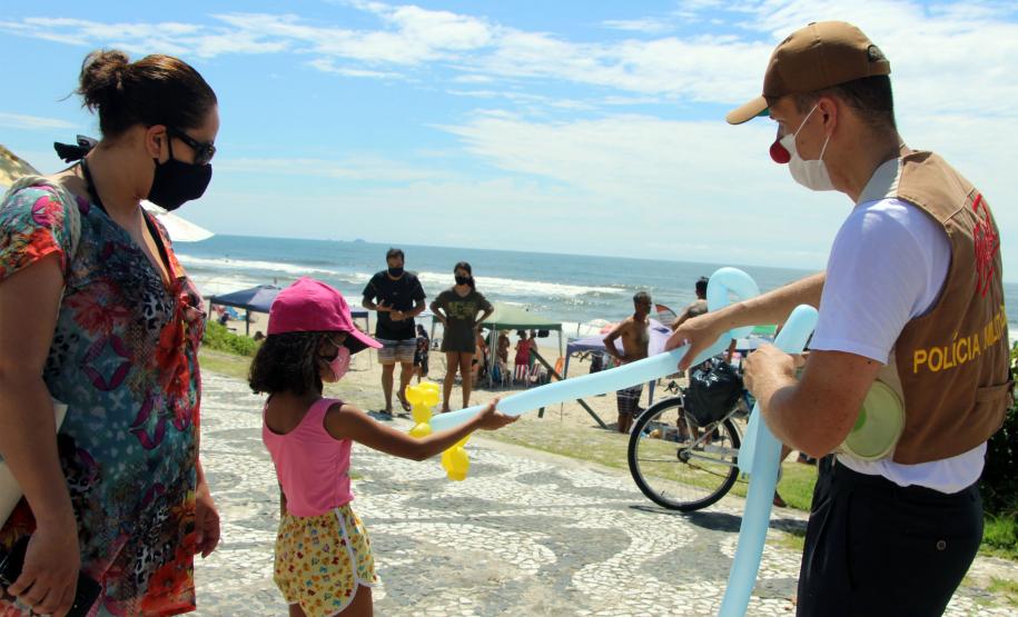 Durante blitz educativa, PM leva conscientização à população com abordagens educativas e lúdicas em Matinhos (PR)