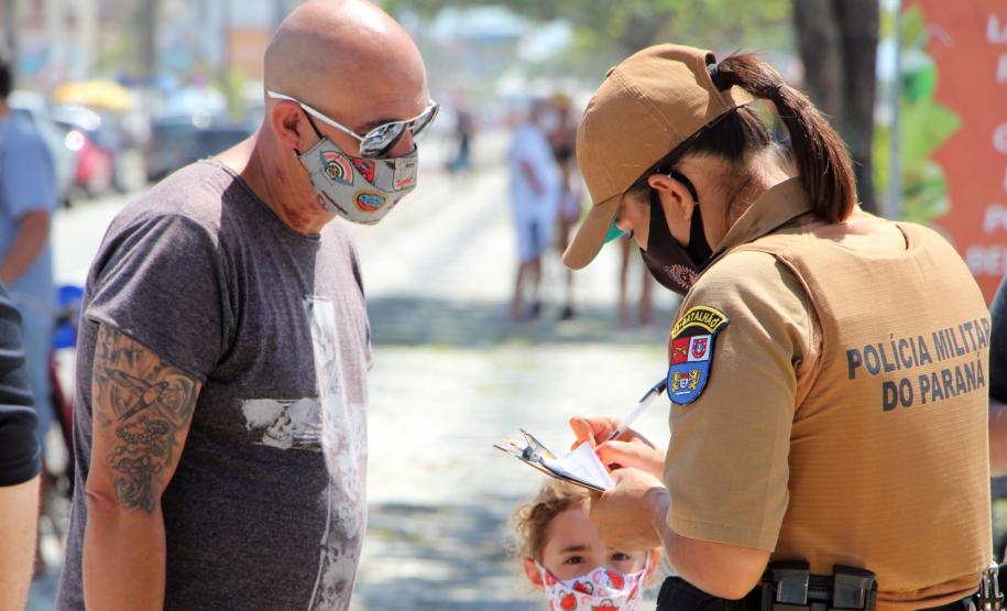 Durante blitz educativa, PM leva conscientização à população com abordagens educativas e lúdicas em Matinhos (PR)
