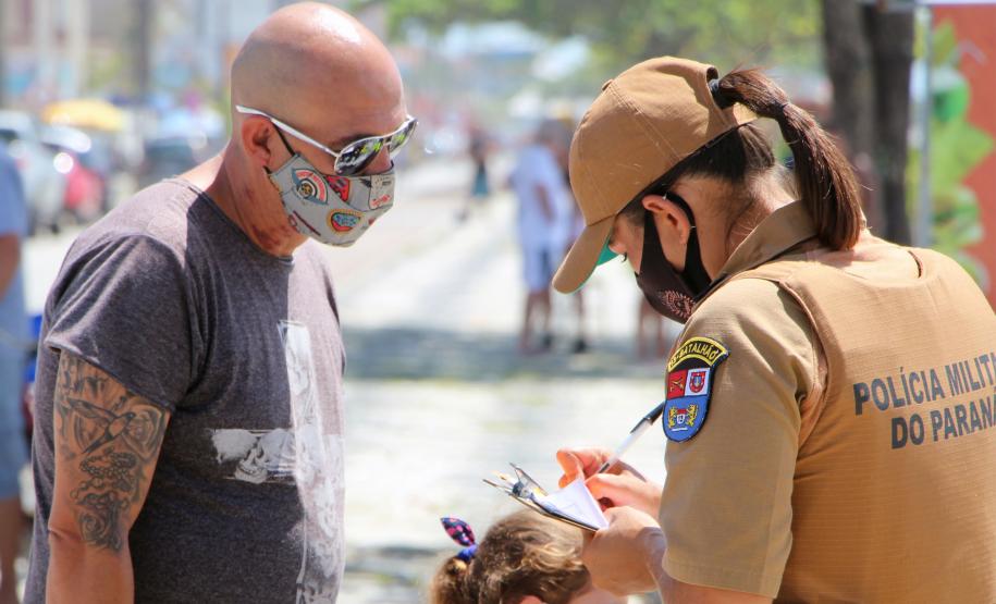 Durante blitz educativa, PM leva conscientização à população com abordagens educativas e lúdicas em Matinhos (PR)