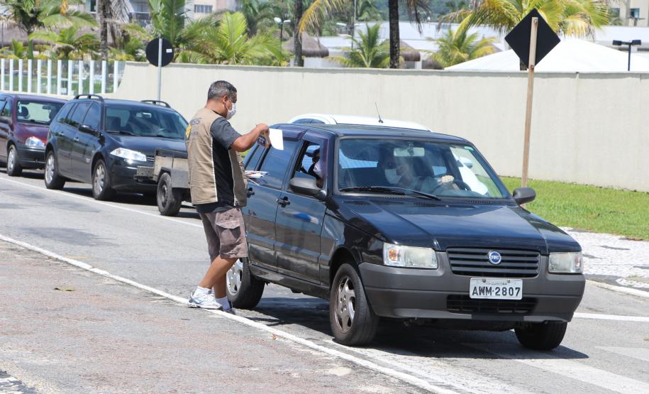Durante blitz educativa, PM leva conscientização à população com abordagens educativas e lúdicas em Matinhos (PR)