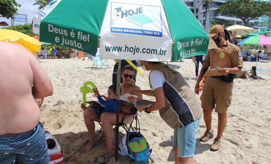 Durante blitz educativa, PM leva conscientização à população com abordagens educativas e lúdicas em Matinhos (PR)
