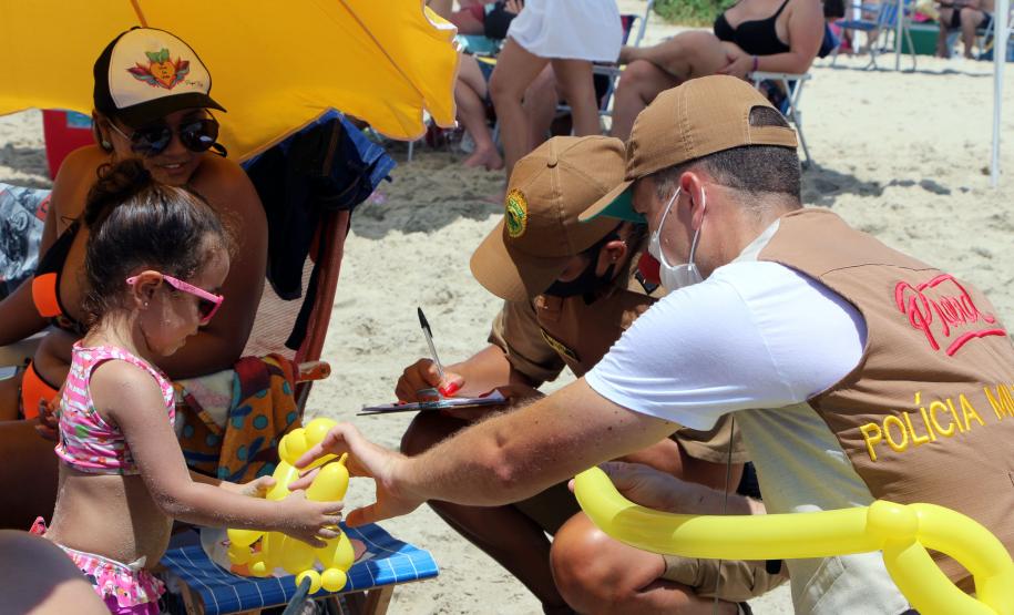 Durante blitz educativa, PM leva conscientização à população com abordagens educativas e lúdicas em Matinhos (PR)