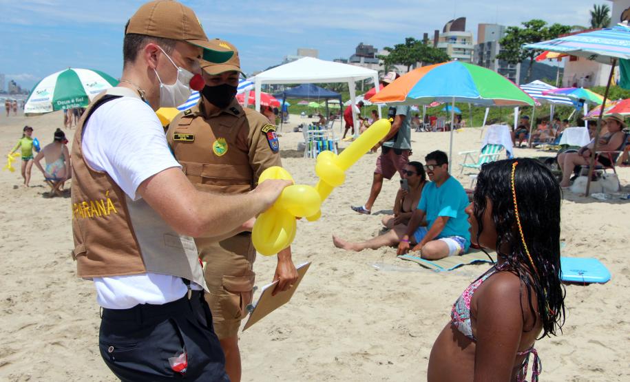 Durante blitz educativa, PM leva conscientização à população com abordagens educativas e lúdicas em Matinhos (PR)