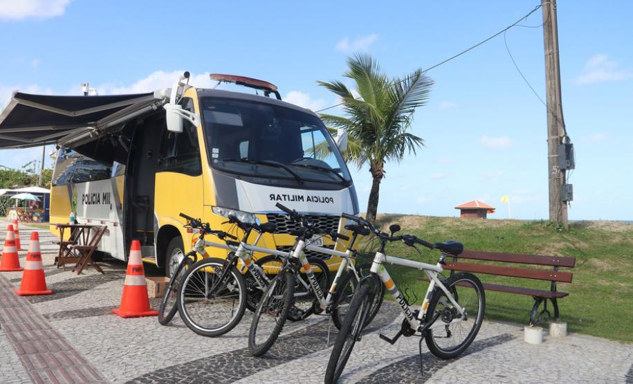 Patrulhamento com bicicletas aproxima policiais da população durante a temporada