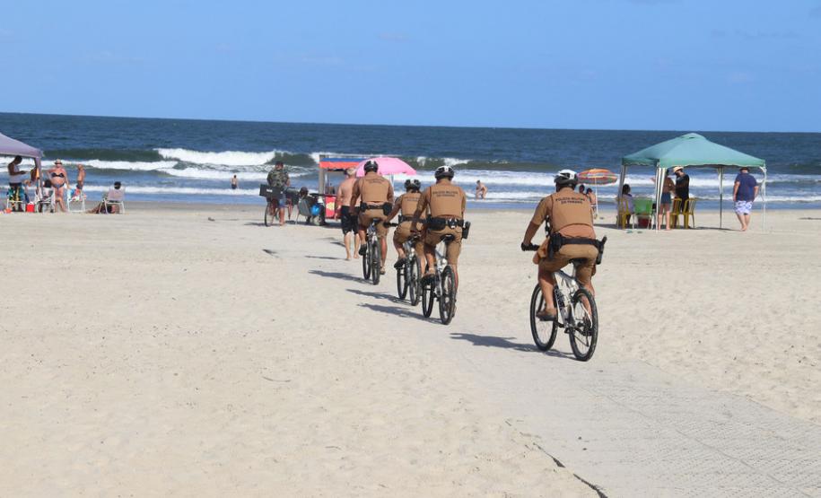 Patrulhamento com bicicletas aproxima policiais da população durante a temporada