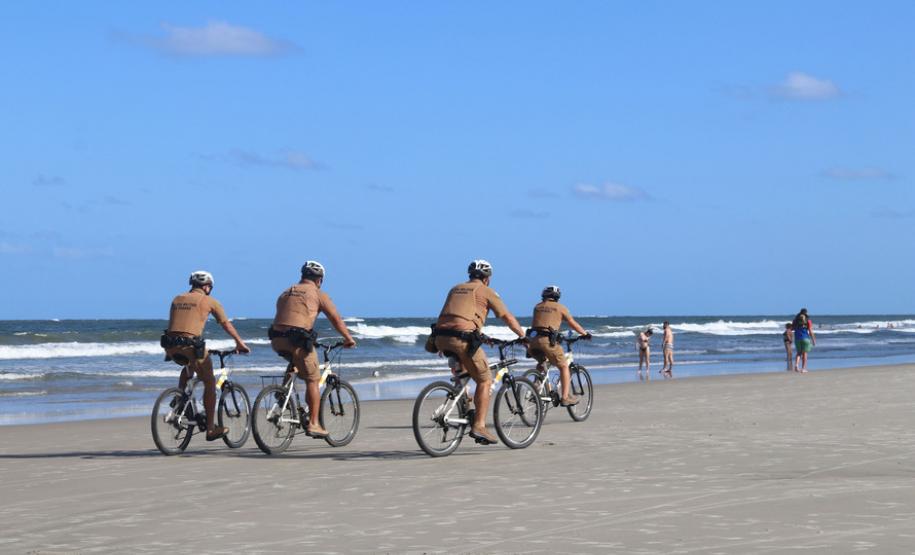 Patrulhamento com bicicletas aproxima policiais da população durante a temporada
