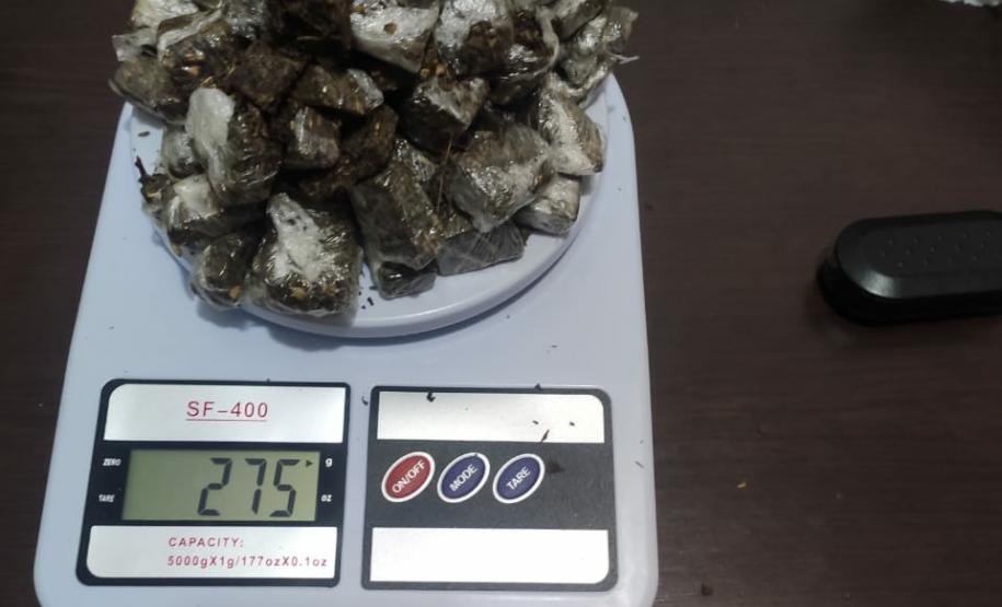 Em ações distintas, PM apreende maconha, crack, arma de fogo e recupera dois veículos nos Campos Gerais