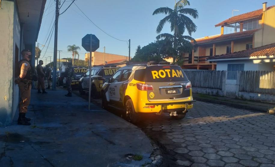 PM cumpre mandados judiciais no Litoral e encaminha dois homens por tráfico durante a Operação Vida