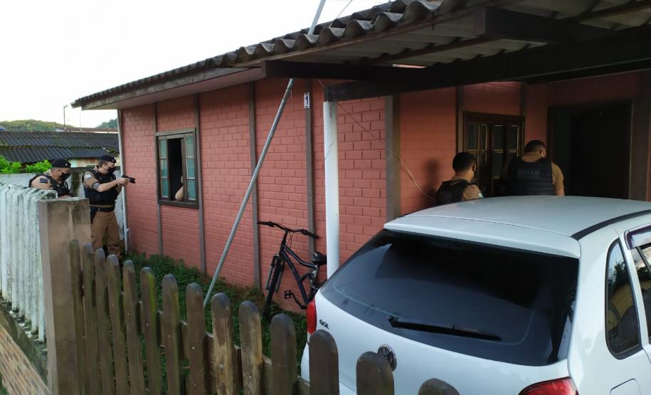 PM cumpre mandados judiciais no Litoral e encaminha dois homens por tráfico durante a Operação Vida