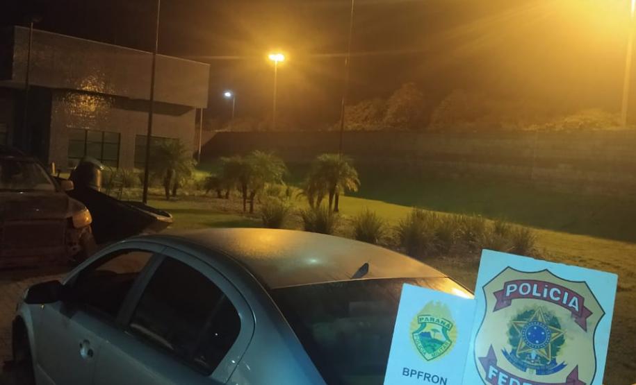 BPFron e PF apreende dois veículos carregados com cinco mil pacotes de cigarros contrabandeados em Guaíra (PR)