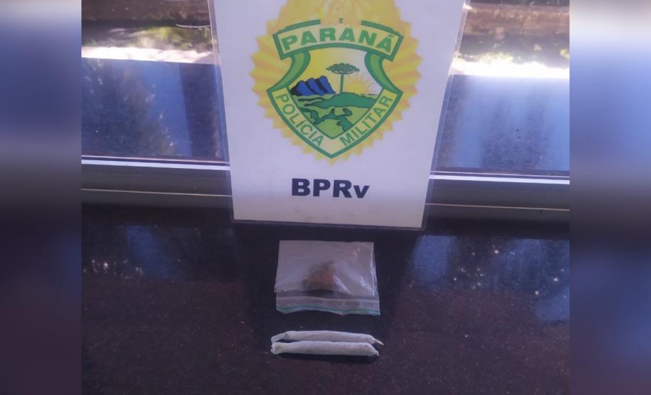 Cães de faro da Polícia Rodoviária localizam drogas em ônibus de viagem e dois homens são encaminhados no litoral