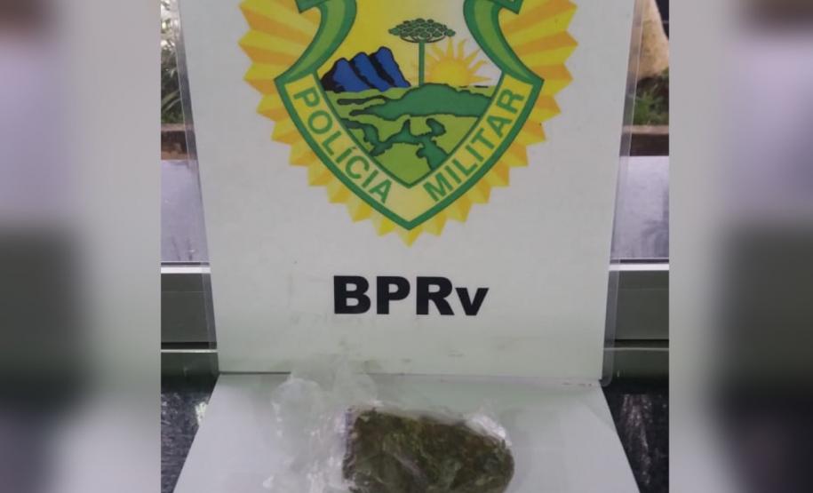 Cães de faro da Polícia Rodoviária localizam drogas em ônibus de viagem e dois homens são encaminhados no litoral