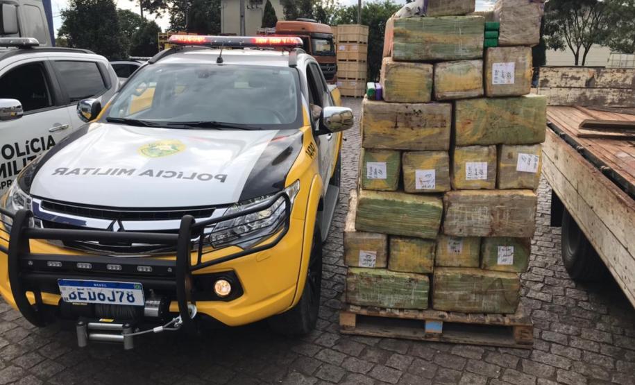 Caminhão com 985 quilos de maconha que seguia para Colombo (PR) é interceptado pelo BPRv na Rodovia da Uva