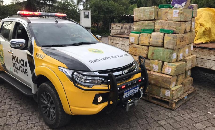 Caminhão com 985 quilos de maconha que seguia para Colombo (PR) é interceptado pelo BPRv na Rodovia da Uva