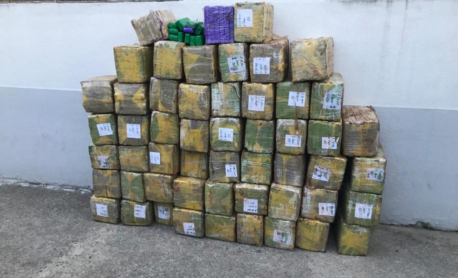 Caminhão com 985 quilos de maconha que seguia para Colombo (PR) é interceptado pelo BPRv na Rodovia da Uva
