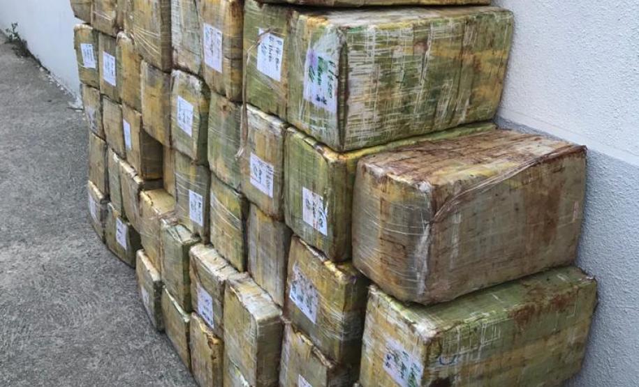 Caminhão com 985 quilos de maconha que seguia para Colombo (PR) é interceptado pelo BPRv na Rodovia da Uva
