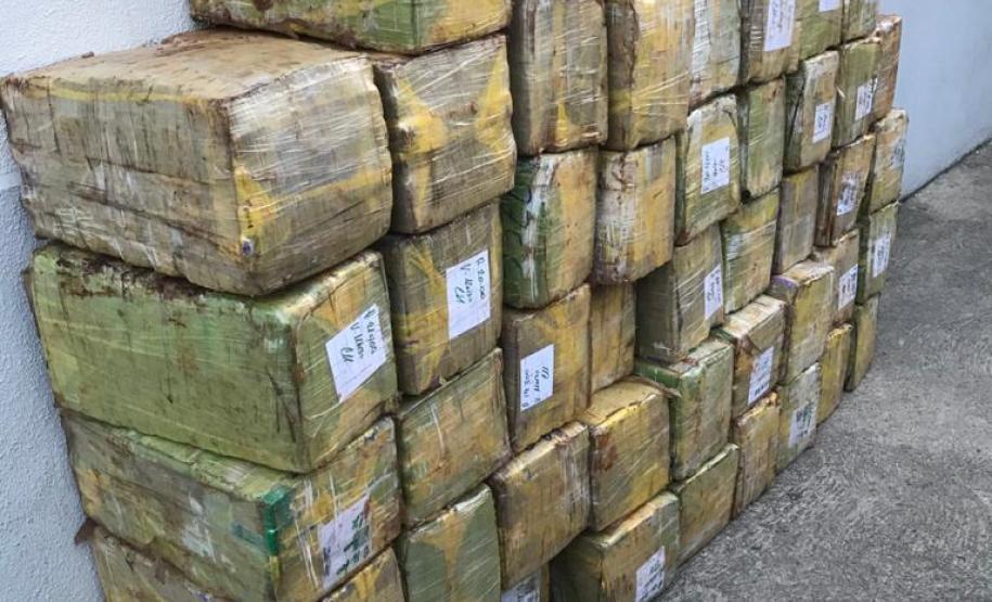 Caminhão com 985 quilos de maconha que seguia para Colombo (PR) é interceptado pelo BPRv na Rodovia da Uva