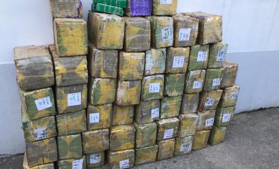 Caminhão com 985 quilos de maconha que seguia para Colombo (PR) é interceptado pelo BPRv na Rodovia da Uva