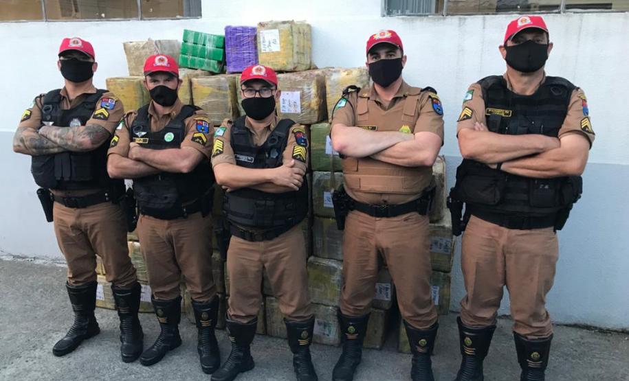 Caminhão com 985 quilos de maconha que seguia para Colombo (PR) é interceptado pelo BPRv na Rodovia da Uva