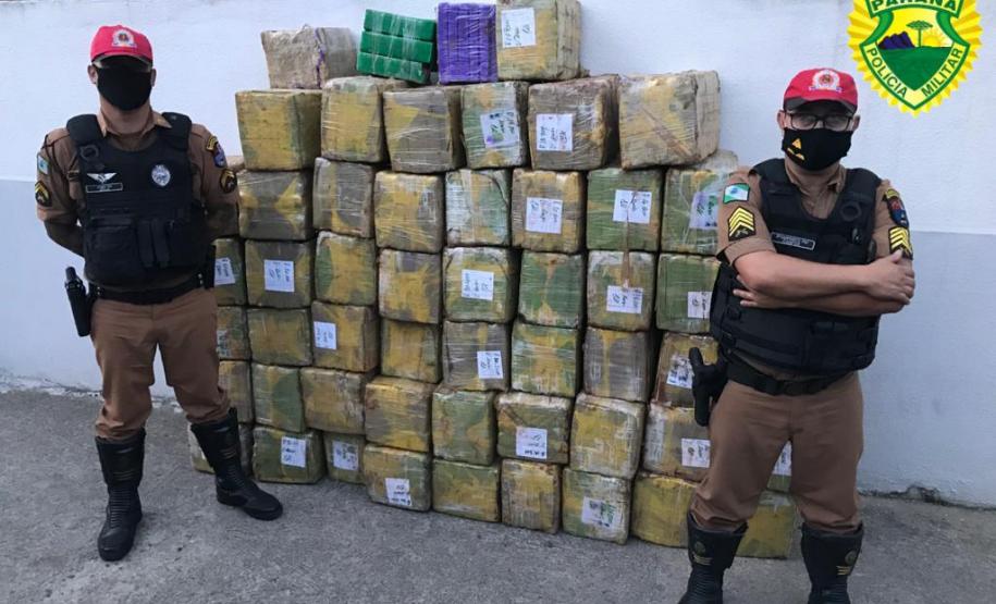 Caminhão com 985 quilos de maconha que seguia para Colombo (PR) é interceptado pelo BPRv na Rodovia da Uva