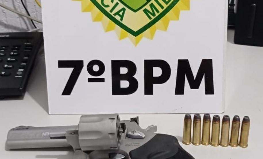 No Noroeste do estado, PM apreende 100 buchas de cocaína, arma de fogo e recupera um veículo em situações distintas