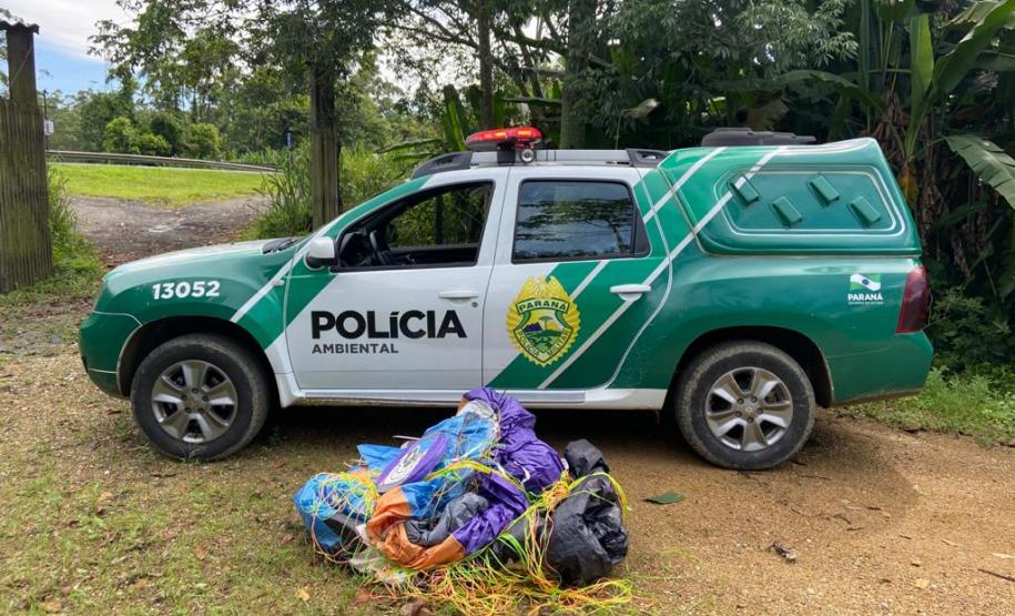 Polícia Ambiental apreende balão de sete metros que caiu em meio à mata, nas margens da BR 277