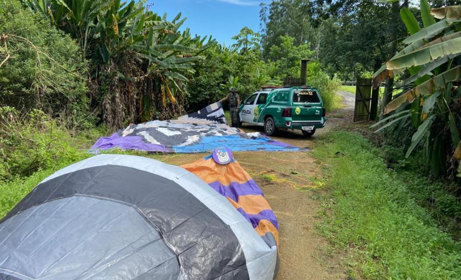 Polícia Ambiental apreende balão de sete metros que caiu em meio à mata, nas margens da BR 277