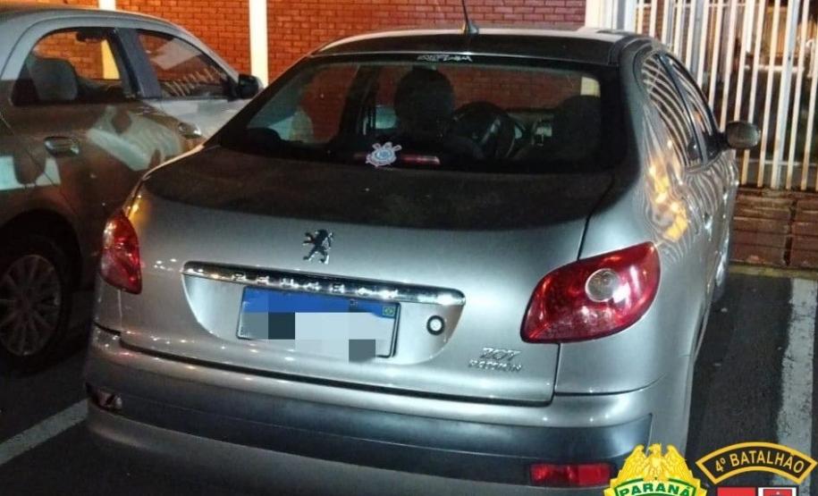 Na noite de domingo, PM de Maringá (PR) encaminha oito pessoas, apreende drogas e recupera veículos furtados, em ações separadas