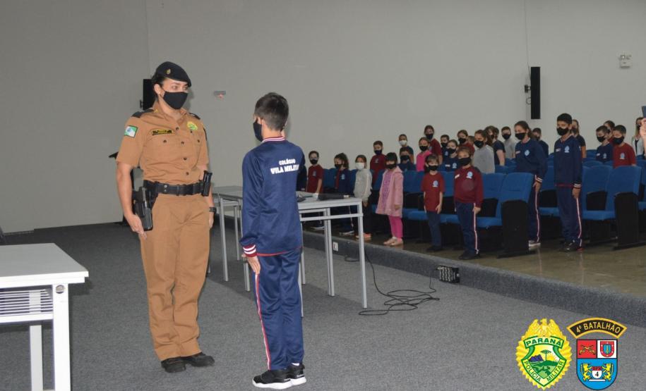 PM faz palestra sobre profissão policial militar no retorno às aulas em Maringá (PR)