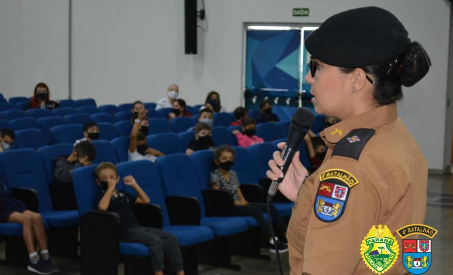 PM faz palestra sobre profissão policial militar no retorno às aulas em Maringá (PR)