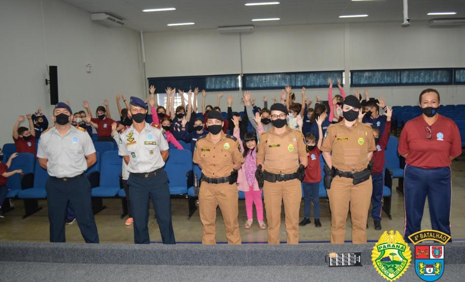 PM faz palestra sobre profissão policial militar no retorno às aulas em Maringá (PR)