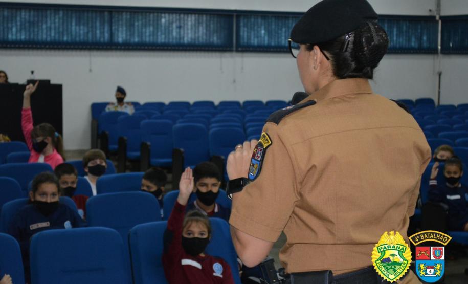 PM faz palestra sobre profissão policial militar no retorno às aulas em Maringá (PR)