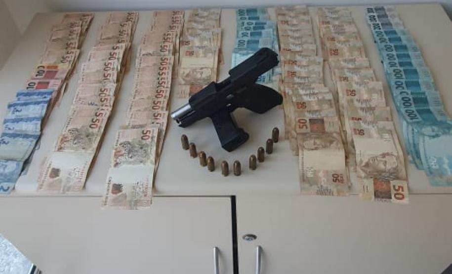 PM prende homem, apreende pistola e mais de R$ 7,4 mil em dinheiro em Paranaguá (PR)